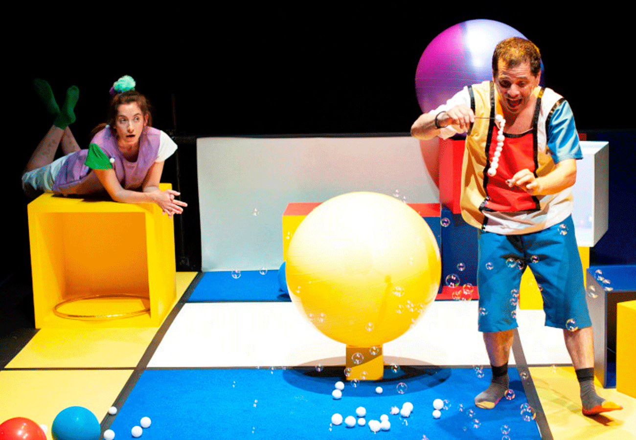 Juguem i cantem a la plaça