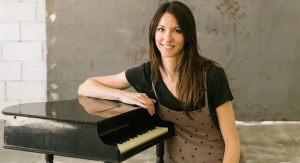 La Nana i l’avi Papet descobreixen l’Alícia. Espectacle musical adreçat a la primera infància a càrrec de l'Anna Roig Dolz